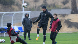 Четверг. Кампоамор. Василий БЕРЕЗУЦКИЙ (в центре) с партнерами под проливным дождем.