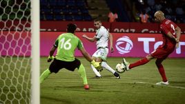 Махрез и Слимани на грани провала, Мане и Куяте уже в четвертьфинале