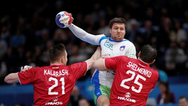 Сегодня. Париж. Словения - Россия - 32:26. Словенец Марко БЕЗЯК (с мячом) в атаке.