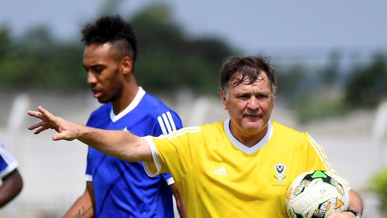 Главный тренер сборной Габона Хосе Антонио КАМАЧО (справа) и Пьер-Эмерик ОБАМЕЯНГ. Фото AFP Главный тренер сборной Габона Хосе Антонио КАМАЧО (справа) и Пьер-Эмерик ОБАМЕЯНГ. Фото AFP