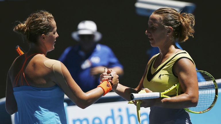 Воскресенье. Мельбурн. Светлана КУЗНЕЦОВА (справа) поздравляет Анастасию ПАВЛЮЧЕНКОВУ с победой. Фото REUTERS Воскресенье. Мельбурн. Светлана КУЗНЕЦОВА (справа) поздравляет Анастасию ПАВЛЮЧЕНКОВУ с победой. Фото REUTERS