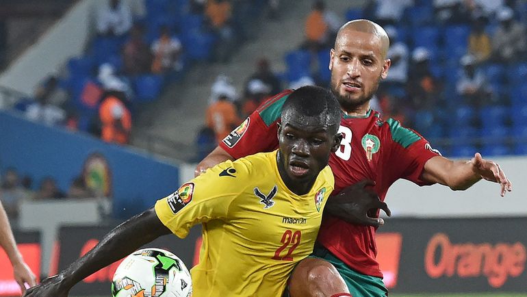 Полузащитник сборной Марокко Карим Эль АХМАДИ против полузащитника Того Ихласа БЕБУ. Фото AFP Полузащитник сборной Марокко Карим Эль АХМАДИ против полузащитника Того Ихласа БЕБУ. Фото AFP