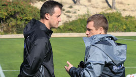 Вчера. Кампоамор. Начальник селекционного отдела ЦСКА Олег ЯРОВИНСКИЙ и главный тренер команды Виктор ГОНЧАРЕНКО.