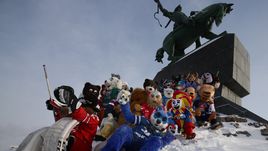 Маскоты у памятника Салавату Юлаеву.