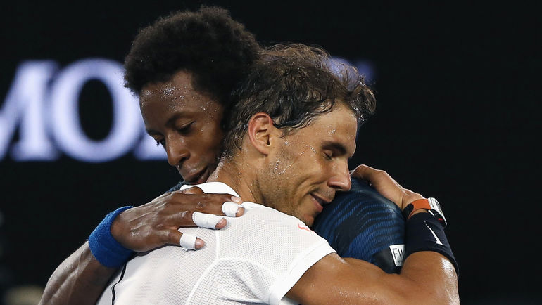 Понедельник. Мельбурн. Гаэль МОНФИС поздравляет Рафаэля НАДАЛЯ с победой. Фото REUTERS Понедельник. Мельбурн. Гаэль МОНФИС поздравляет Рафаэля НАДАЛЯ с победой. Фото REUTERS