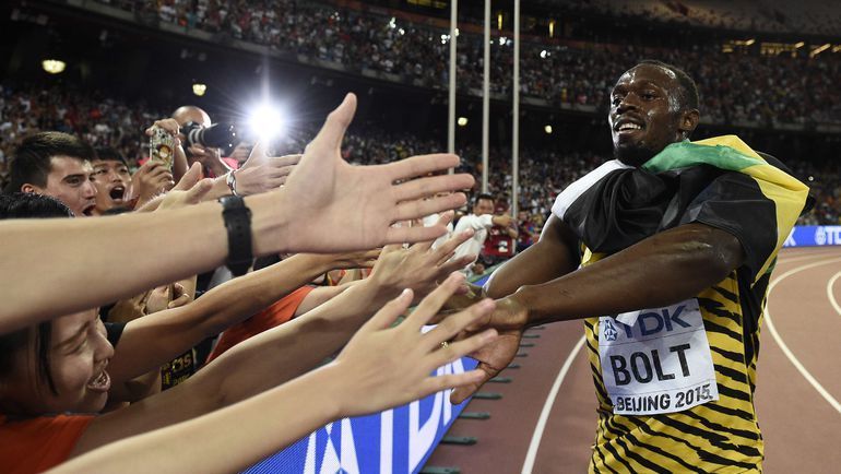 Усэйн БОЛТ и фанаты. Фото AFP Усэйн БОЛТ и фанаты. Фото AFP