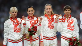 Анастасия КАПАЧИНСКАЯ и Татьяна ФИРОВА (вторая и первая справа), легкая атлетика (4х400 м). Место - 2-е (Пекин-2008). Препарат - станозолол, туринабол.