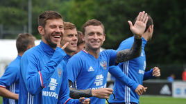 Стремились бы в Европу Александр КОКОРИН (в центре) и Павел МАМАЕВ (справа), как этого хочет Федор СМОЛОВ, при наличии в РФПЛ потолка зарплат?