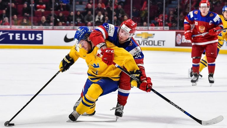 Михаил ВОРОБЬЕВ (в красном) в игре со Швецией. Фото AFP Михаил ВОРОБЬЕВ (в красном) в игре со Швецией. Фото AFP