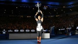 Сегодня. Мельбурн. Серена УИЛЬМС с очередным трофеем.