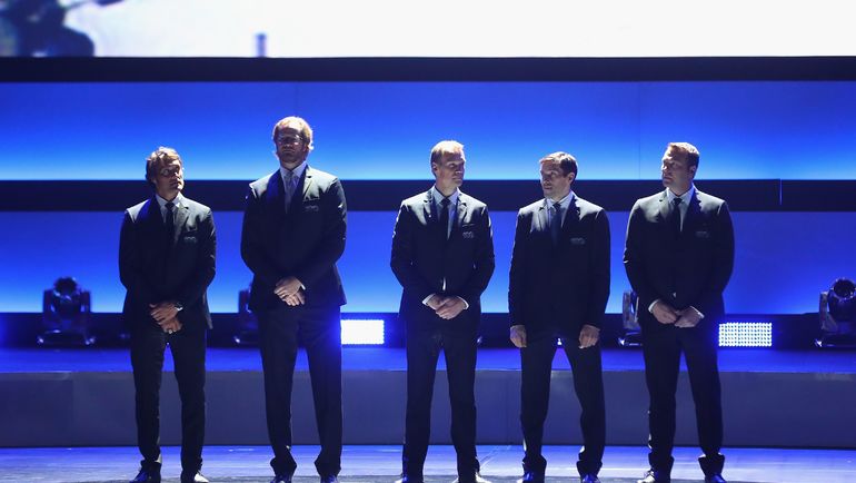 Теему СЕЛЯННЕ, Крис ПРОНГЕР, Никлас ЛИДСТРЕМ, Павел ДАЦЮК и Мартин БРОДЕР на церемонии чествования 100 лучших игроков в истории НХЛ. Фото AFP Теему СЕЛЯННЕ, Крис ПРОНГЕР, Никлас ЛИДСТРЕМ, Павел ДАЦЮК и Мартин БРОДЕР на церемонии чествования 100 лучших игроков в истории НХЛ. Фото AFP