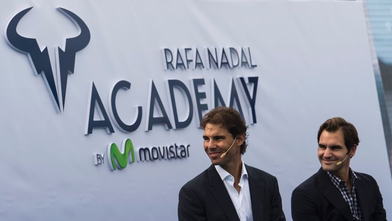 19 октября 2016 года. Манакор. Роджер ФЕДЕРЕР (справа) и Рафаэль НАДАЛЬ на открытии теннисной академии испанца. Фото AFP 19 октября 2016 года. Манакор. Роджер ФЕДЕРЕР (справа) и Рафаэль НАДАЛЬ на открытии теннисной академии испанца. Фото AFP