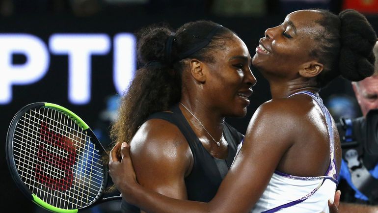 Суббота. Мельбурн. Винус УИЛЬЯМС (справа) поздравляет Серену УИЛЬЯМС с победой в финале Australian Open. Фото REUTERS Суббота. Мельбурн. Винус УИЛЬЯМС (справа) поздравляет Серену УИЛЬЯМС с победой в финале Australian Open. Фото REUTERS