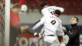 27 ноября 2007 года. Москва. ЦСКА - ПСВ - 0:1. 39-я минута. Джефферсон ФАРФАН забивает мяч в ворота Игоря АКИНФЕЕВА.