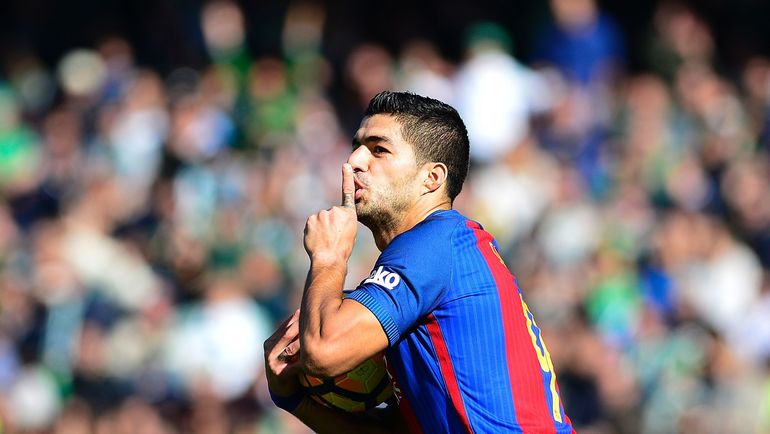 Луис СУАРЕС сравнивает счет. Фото AFP Луис СУАРЕС сравнивает счет. Фото AFP