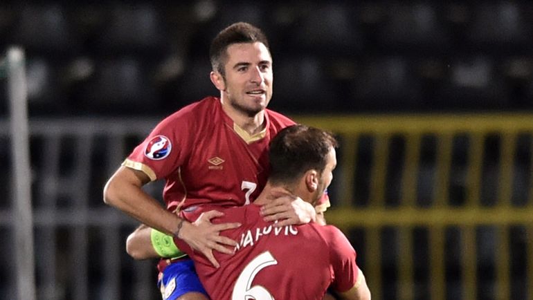 14 ноября 2014 года. Белград. Сербия - Дания - 1:3. 4-я минута. Бранислав ИВАНОВИЧ (№6) поздравляет Зорана ТОШИЧА с голом. Фото REUTERS 14 ноября 2014 года. Белград. Сербия - Дания - 1:3. 4-я минута. Бранислав ИВАНОВИЧ (№6) поздравляет Зорана ТОШИЧА с голом. Фото REUTERS