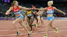 11 августа 2012 года. Лондон. Антонина КРИВОШАПКА (справа) передает палочку Татьяне ФИРОВОЙ в финале эстафеты 4х400 м на Олимпиаде-2012.