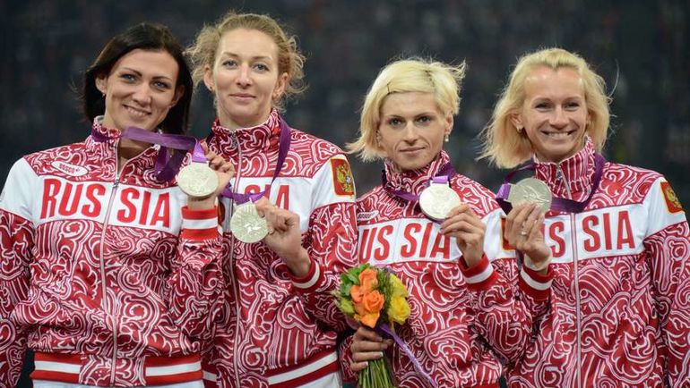 Татьяна ФИРОВА, Наталья АНТЮХ, Антонина КРИВОШАПКА и Юлия ГУЩИНА с серебряными медалями Лондона-2012. Фото AFP Татьяна ФИРОВА, Наталья АНТЮХ, Антонина КРИВОШАПКА и Юлия ГУЩИНА с серебряными медалями Лондона-2012. Фото AFP
