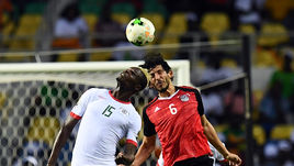 Сегодня. Либревиль. Буркина-Фасо - Египет - 1:1. Пенальти - 3:4. Аристид БАНСЕ (слева) и Ахмед ХЕГАЗИ.