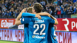 Артем ДЗЮБА с партнерами празднует гол.