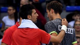 Пятница. Ниш. Новак ДЖОКОВИЧ (слева) пытается поддержать Даниила МЕДВЕДЕВА, отказавшегося от продолжения борьбы из-за судорог.