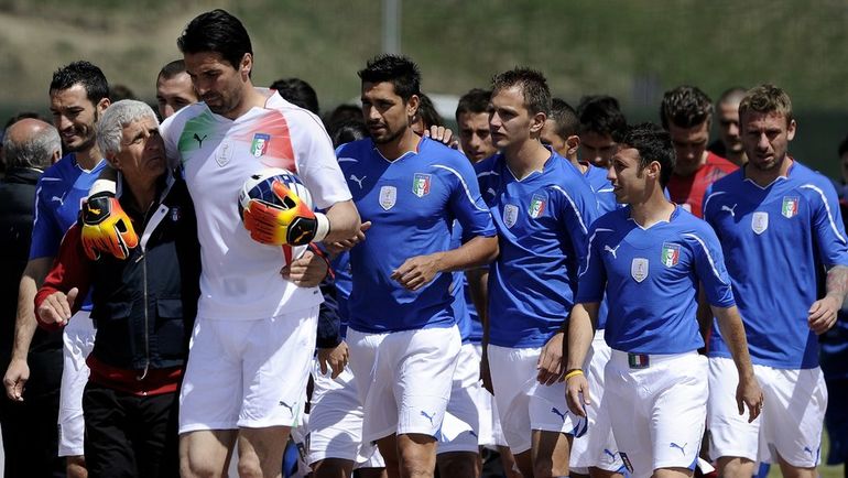 Джанлуиджи БУФФОН (в белом) и Доменико КРИШИТО (третий справа). Фото AFP Джанлуиджи БУФФОН (в белом) и Доменико КРИШИТО (третий справа). Фото AFP