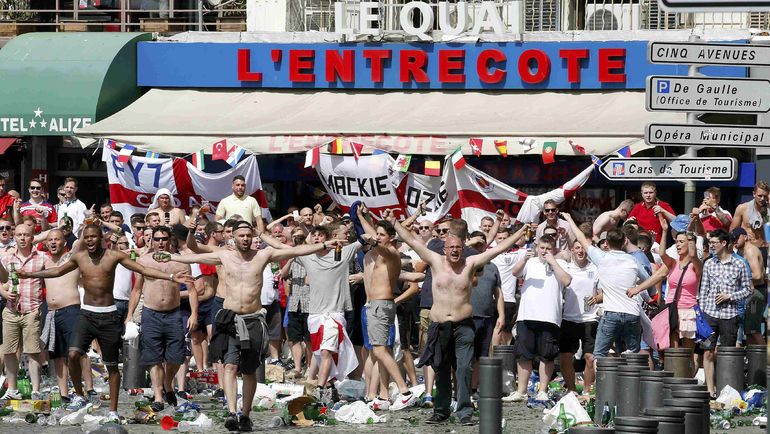 11 июня 2016 года. Фанаты в Старом городе Марселя. Фото REUTERS 11 июня 2016 года. Фанаты в Старом городе Марселя. Фото REUTERS