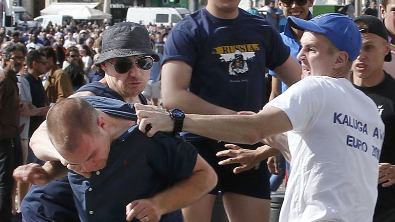 Беспорядки на марсельских улицах в день матча России и Англии... Фото REUTERS Беспорядки на марсельских улицах в день матча России и Англии... Фото REUTERS