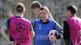 Виктор ГОНЧАРЕНКО со своими футболистами.