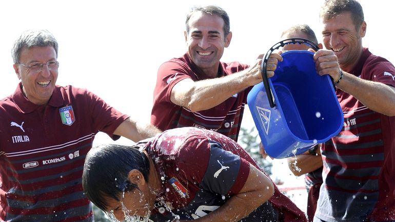 Антонио КОНТЕ со своим тренерским штабом в сборной Италии. Фото REUTERS Антонио КОНТЕ со своим тренерским штабом в сборной Италии. Фото REUTERS