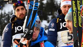 Сегодня. Хохфильцен. Александр ЛОГИНОВ и Антон ШИПУЛИН отворачиваются от Мартена ФУРКАДА во время награждения.