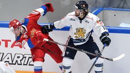 Сегодня. Санкт-Петербург. Россия - Финляндия - 2:1. Герой встречи Анатолий ГОЛЫШЕВ (слева) в борьбе с защитником финнов Миккой КОУСА.