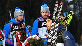 Вчера. Хохфильцен. Александр ЛОГИНОВ (крайний слева), Антон ШИПУЛИН и Мартен ФУРКАД (на переднем плане) во время церемонии награждения призеров смешанной эстафеты.