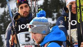 Вчера. Хохфильцен. Антон ШИПУЛИН (в синем) проходит мимо Мартена ФУРКАДА (слева) во время церемонии награждения после смешанной эстафеты.