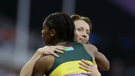 11 августа 2012 года. Лондон. Мария САВИНОВА и Кастер СЕМЕНЯ после финала на 800 м.