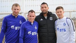 Февраль. Кевин КУРАНЬИ (второй справа) в гостях у динамовцев Владимира РЫКОВА, Люка УИЛКШИРА и Александра САПЕТЫ.