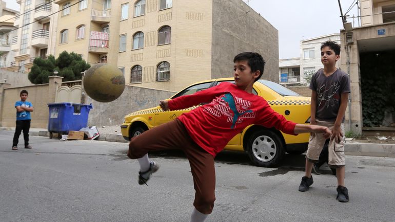 Дворовый футбол в Тегеране. Фото AFP Дворовый футбол в Тегеране. Фото AFP
