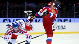 Воскресенье. Гетеборг. Россия - Чехия - 4:2. Столкновение чешского защитника Ондржея ВИТАСЕКА (слева) и россиянина Сергея ШУМАКОВА.