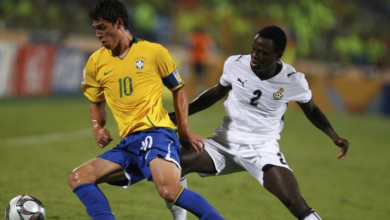 ЖУЛИНУ (№10) - капитан сборной Бразилии на юношеском чемпионате мира. Фото REUTERS ЖУЛИНУ (№10) - капитан сборной Бразилии на юношеском чемпионате мира. Фото REUTERS