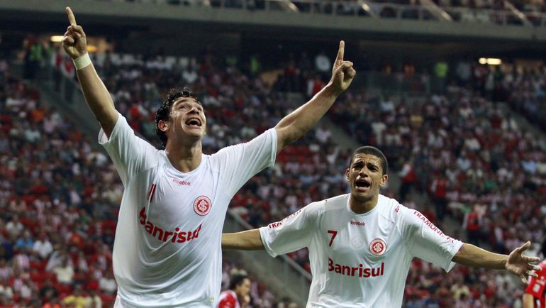 ЖУЛИАНУ (слева) стал лучшим игроком Кубка Либертадорес-2010. Фото REUTERS ЖУЛИАНУ (слева) стал лучшим игроком Кубка Либертадорес-2010. Фото REUTERS