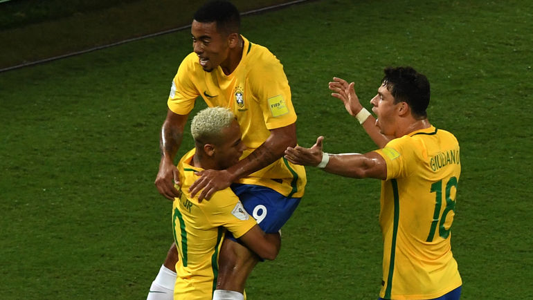 ЖУЛИАНУ (№18), НЕЙМАР (слева) и ЖЕЗУС ГАБРИЭЛ празднуют гол сборной Бразилии. Фото AFP ЖУЛИАНУ (№18), НЕЙМАР (слева) и ЖЕЗУС ГАБРИЭЛ празднуют гол сборной Бразилии. Фото AFP