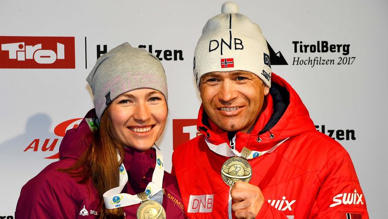 Дарья ДОМРАЧЕВА и Оле Эйнар БЬОРНДАЛЕН с медалями чемпионата мира. Фото AFP Дарья ДОМРАЧЕВА и Оле Эйнар БЬОРНДАЛЕН с медалями чемпионата мира. Фото AFP