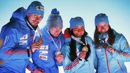 9 февраля. Хохфильцен. Ольга ПОДЧУФАРОВА, Татьяна АКИМОВА, Александр ЛОГИНОВ и Антон ШИПУЛИН (справа налево) принесли России пока единственную медаль чемпионата мира.