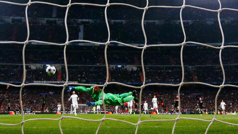 8-я минута. Лоренцо ИНСИНЬЕ открывает счет в матче. Фото REUTERS 8-я минута. Лоренцо ИНСИНЬЕ открывает счет в матче. Фото REUTERS