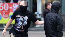 Российские хулиганы во время беспорядков в Марселе в ходе Euro.