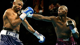 Рой ДЖОНС пропускает удар от Антонио ТАРВЕРА.
