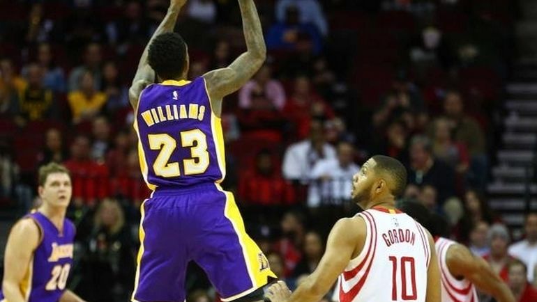 Эрик ГОРДОН (№10) и Лу УИЛЬЯМС (№23). Фото Houston Chronicle Эрик ГОРДОН (№10) и Лу УИЛЬЯМС (№23). Фото Houston Chronicle