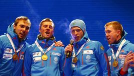 Сегодня. Хохфильцен. Российские биатлонисты поют гимн страны.