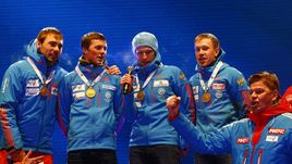 Сегодня. Хохфильцен. Дмитрий ГУБЕРНИЕВ (справа) спасает ситуацию с гимном России.