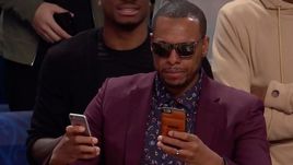 Вчера. Новый Орлеан. Пол ПИРС порвал соцсети, попав несколько раз в кадр, когда он снимал конкурс по броскам сверху сразу на два телефона.